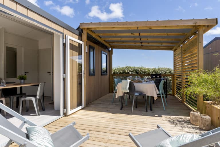 Terrasse en bois avec mobilier de jardin moderne.