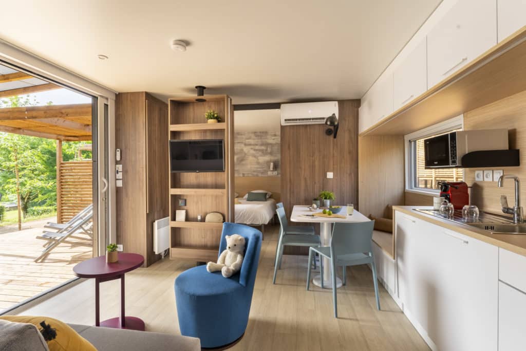 Modern interieur van een lichte vakantiewoning.