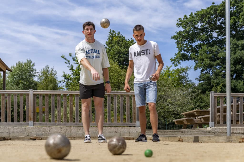 Twee mannen die buiten petanque spelen.