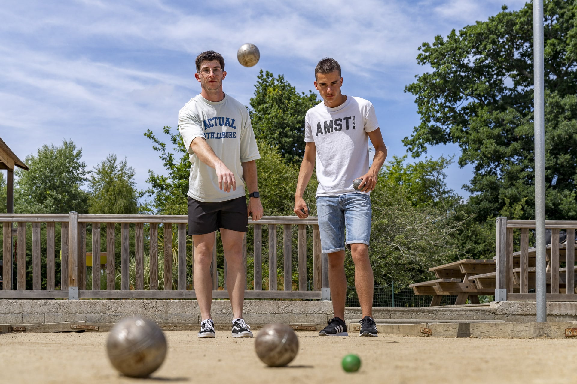 Deux personnes qui jouent à la pétanque