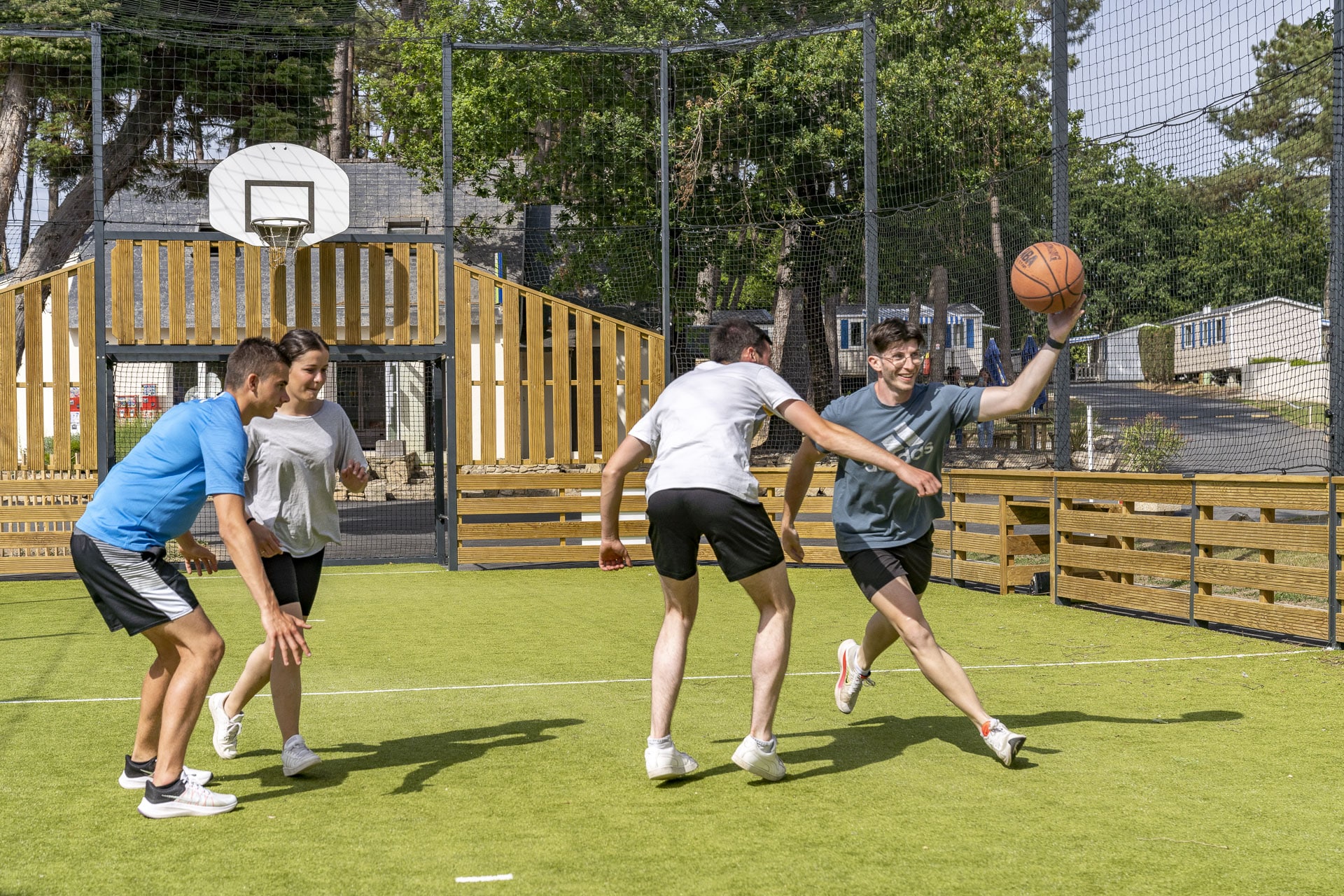Personnes qui jouent au basket dans un camping