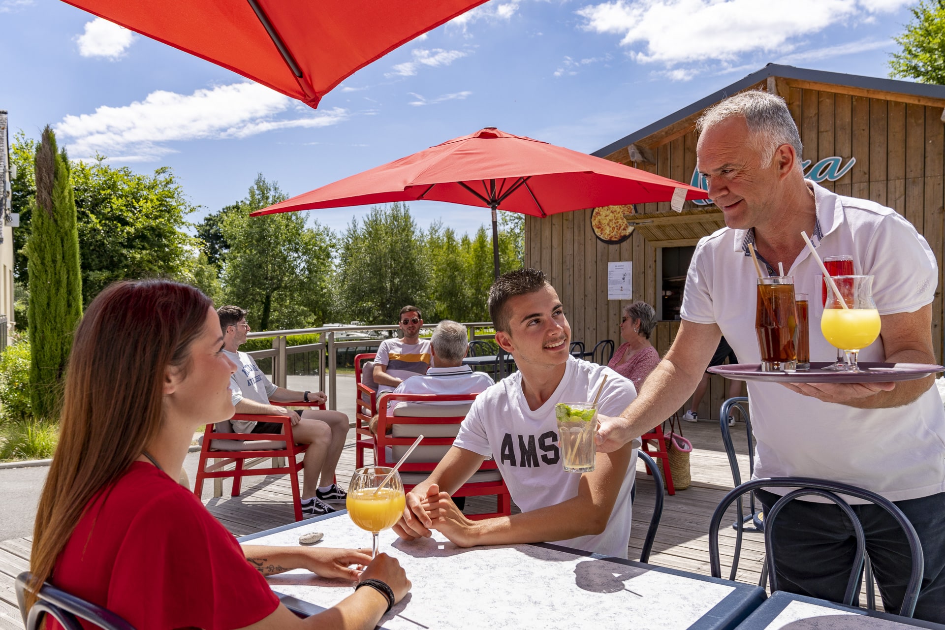 Serveur distribuant les boissons au restaurant d'un camping Breton, Le Kervilor