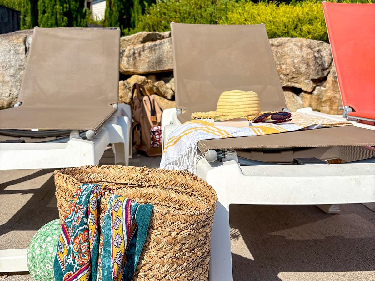 Transat pour se détendre à la piscine du Kervilor