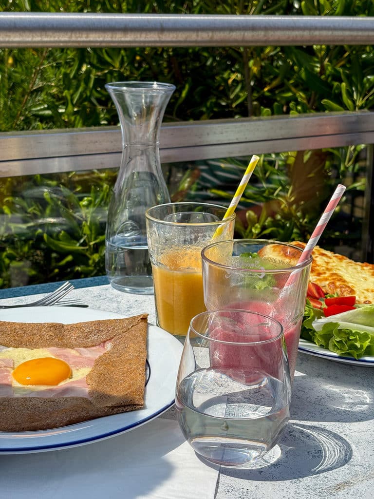 Repas en terrasse accompagné de verre